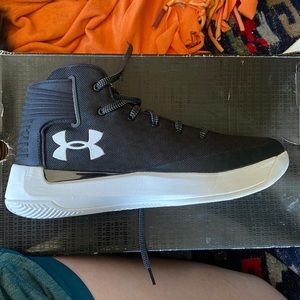 Underarmour basketball shoes, Mens 9.5, black with white
